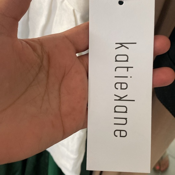 New Katie Kane One Take Puff Sleeve V-Neck
Linen Romper - Picture 5 of 5